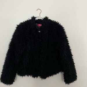 - Black crop fluffy jacket